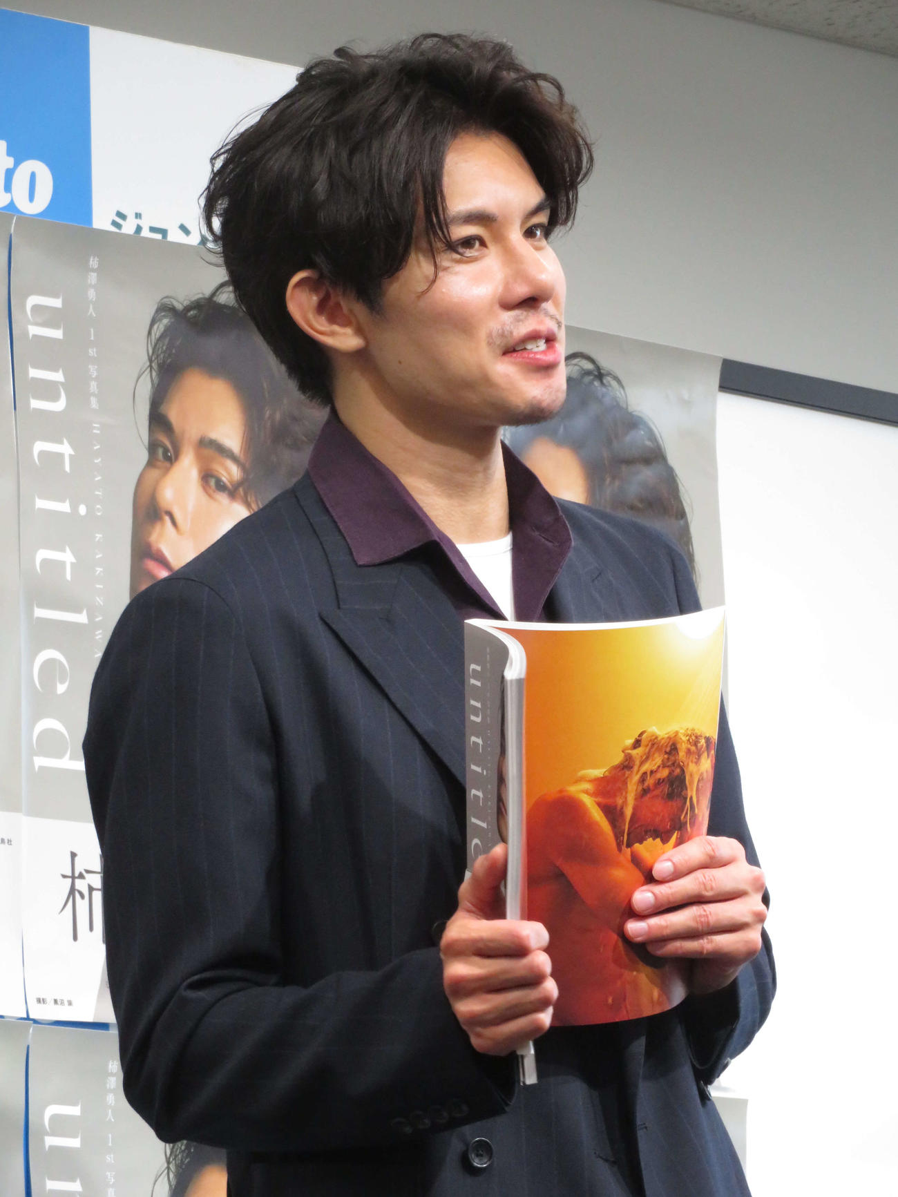 ファースト写真集「untitled」刊行記念イベントに出席し、シャワーカットを披露する柿澤勇人