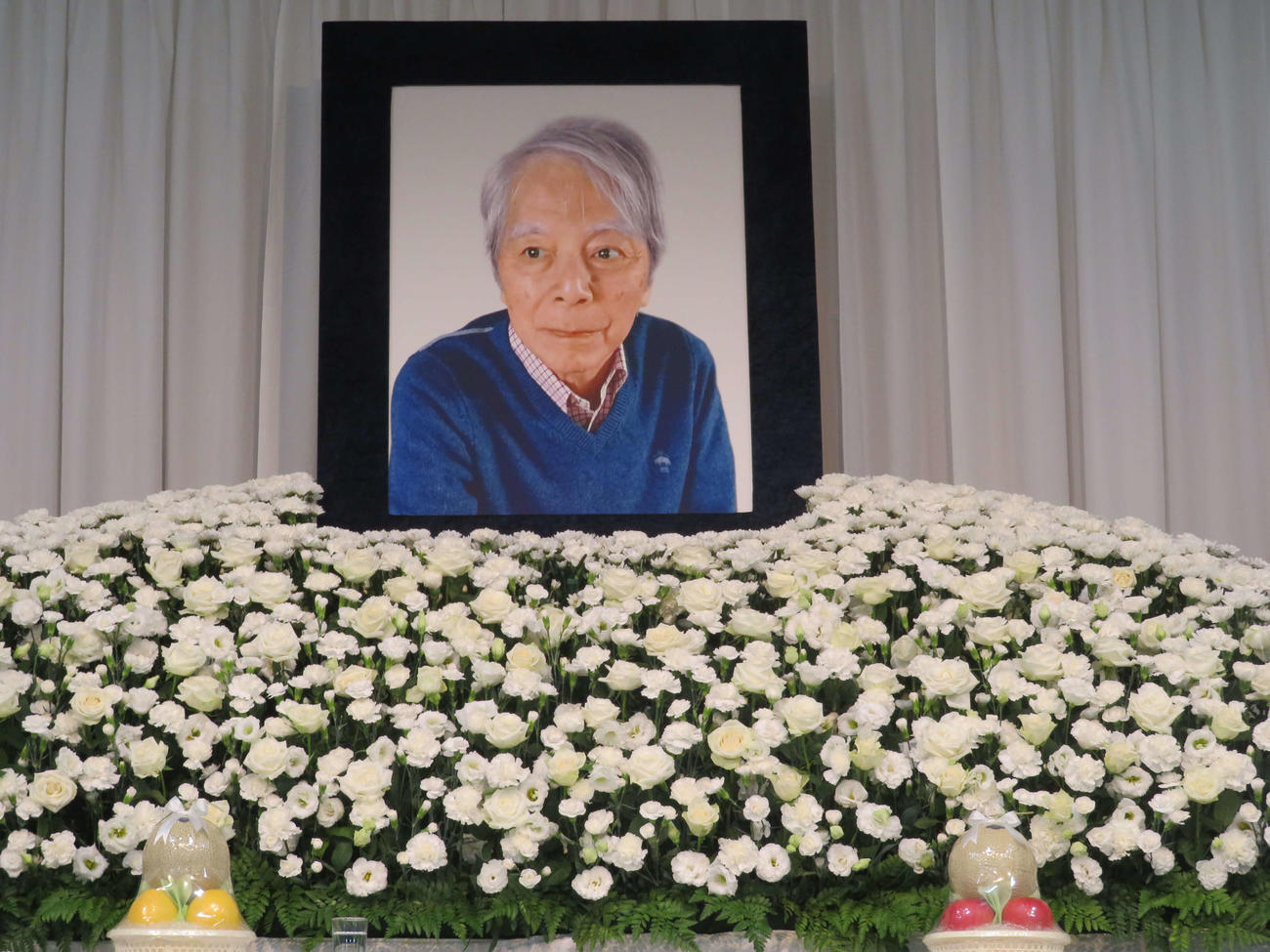 遺影が飾られた渡辺武信さんの祭壇（撮影・村上幸将）
