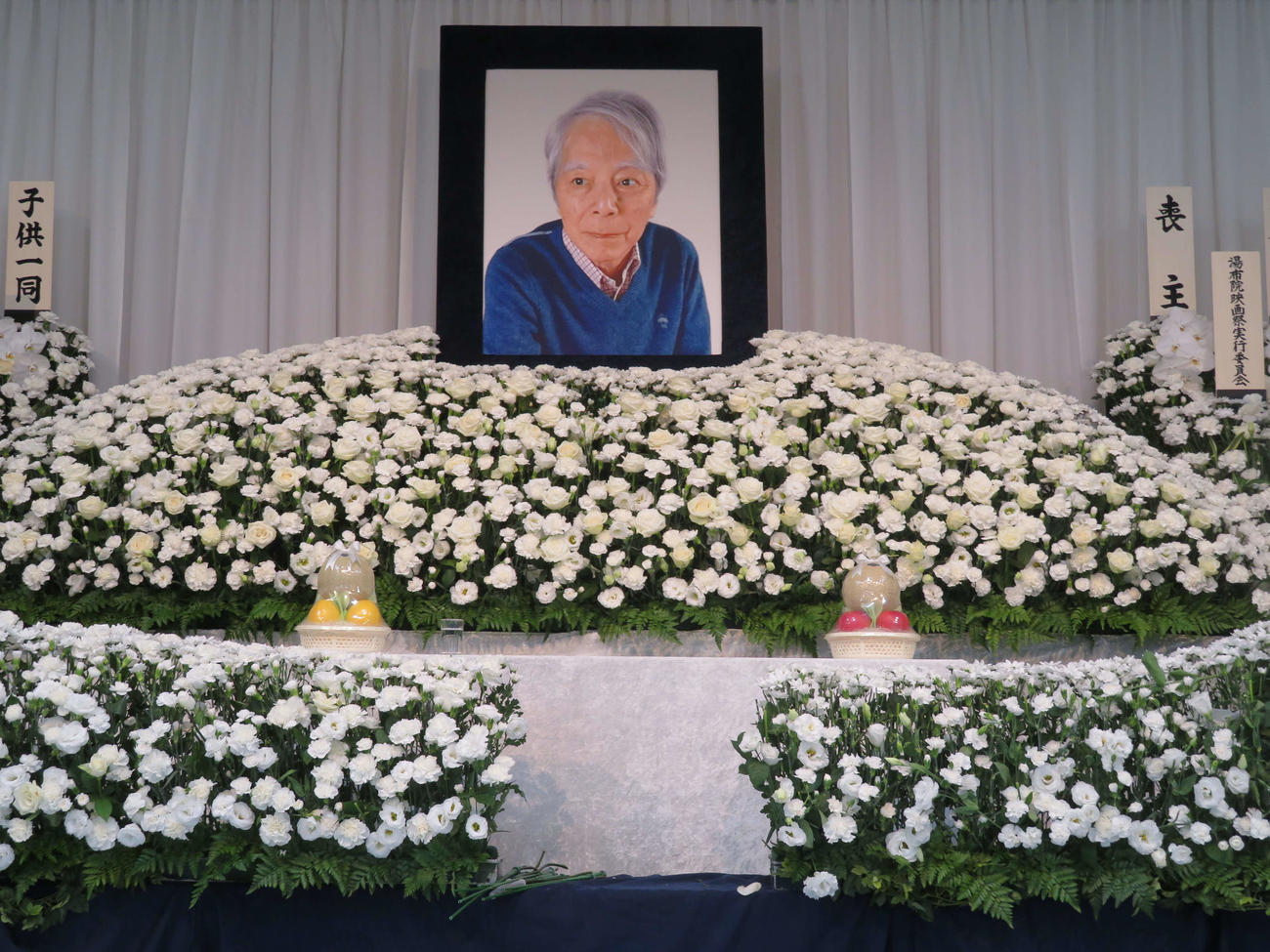 遺影が飾られた渡辺武信さんの祭壇（撮影・村上幸将）