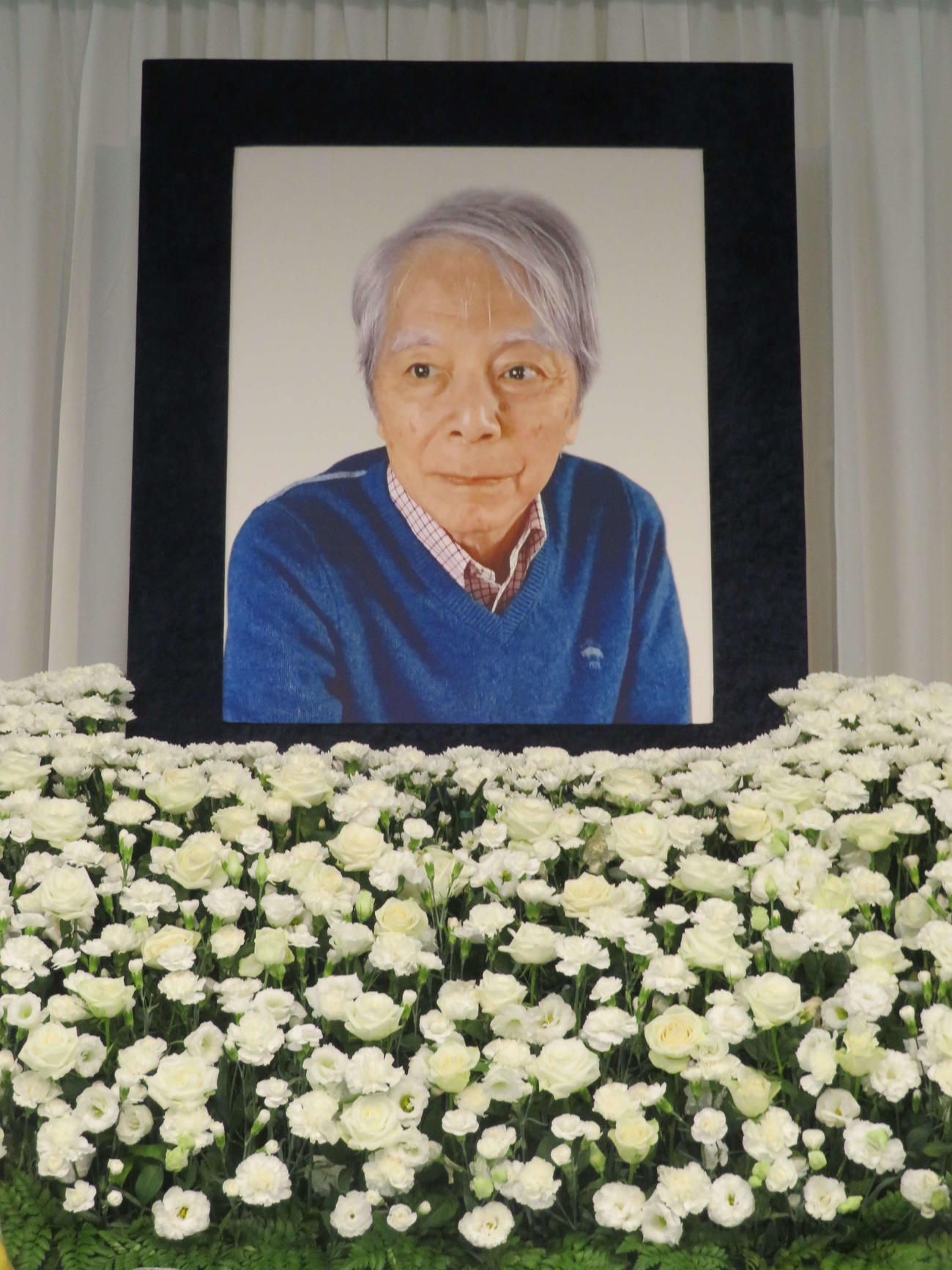 遺影が飾られた渡辺武信さんの祭壇（撮影・村上幸将）
