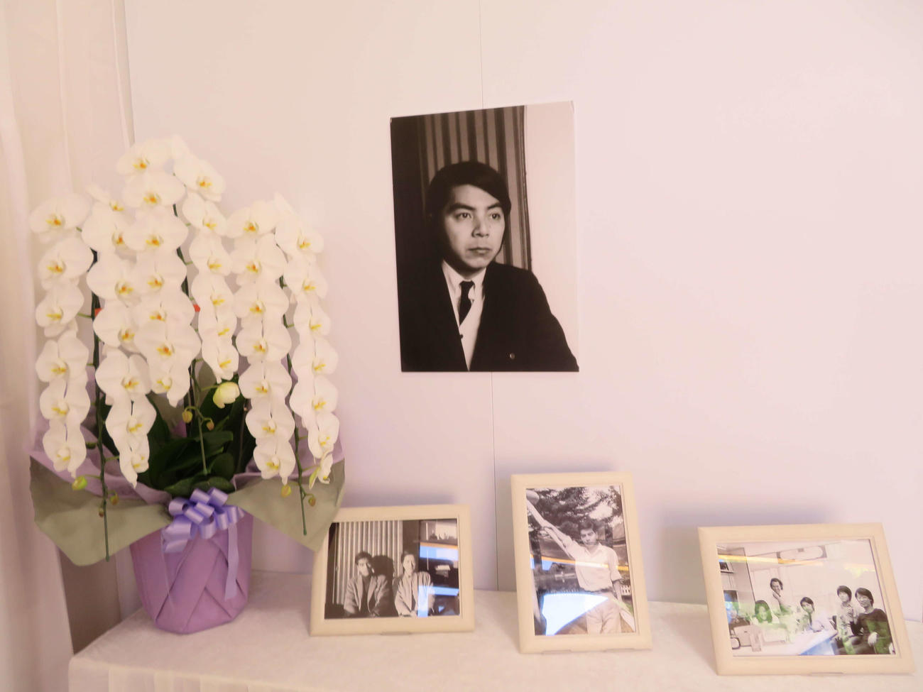 若き日の渡辺武信さんの写真が飾られた、生前の活動を紹介するコーナー（撮影・村上幸将）