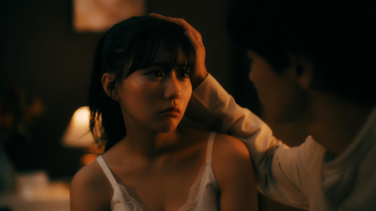 日本テレビ系ドラマ「3年C組は不倫してます。」に出演する田中美久（左）。右は細田善彦
