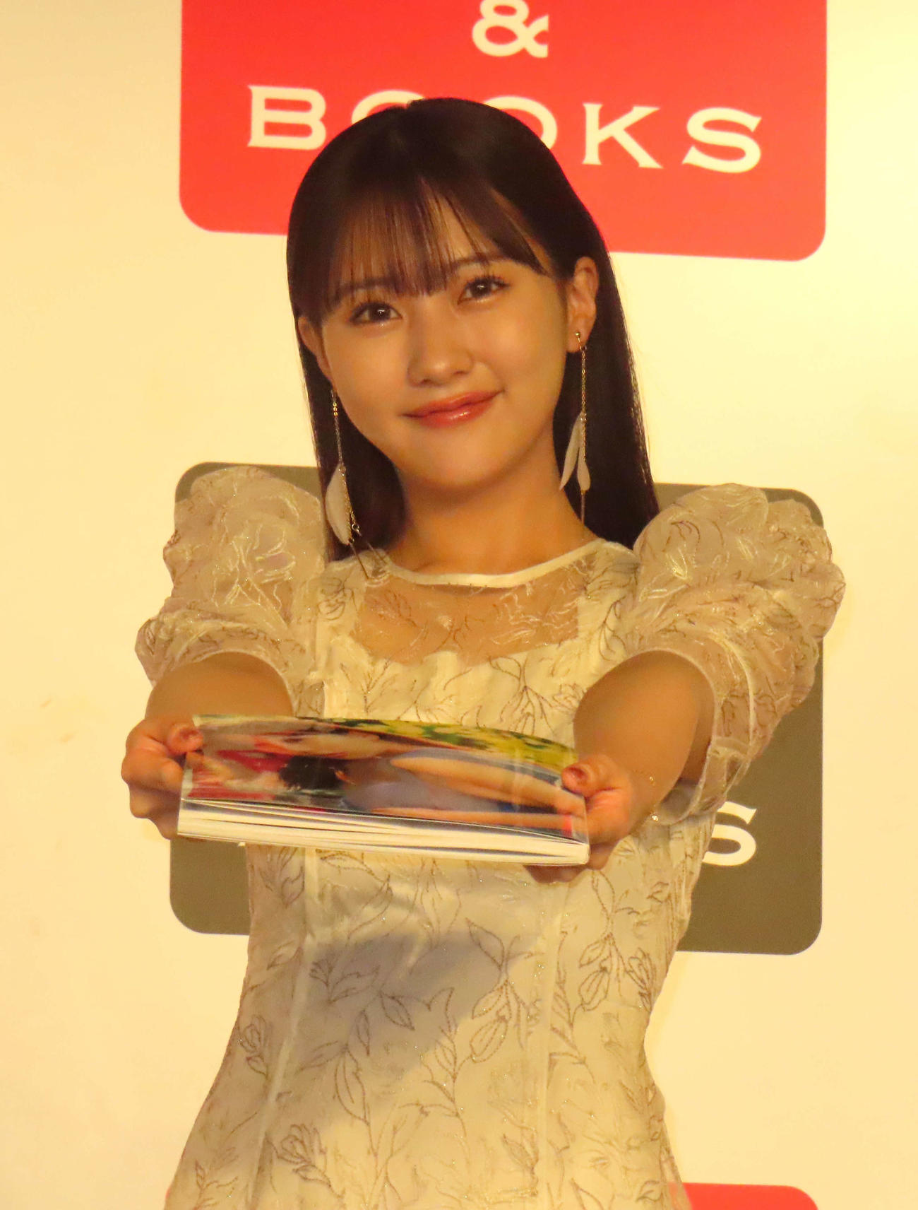 セカンド写真集「気ままに。」発売記念会見に登壇した田中美久