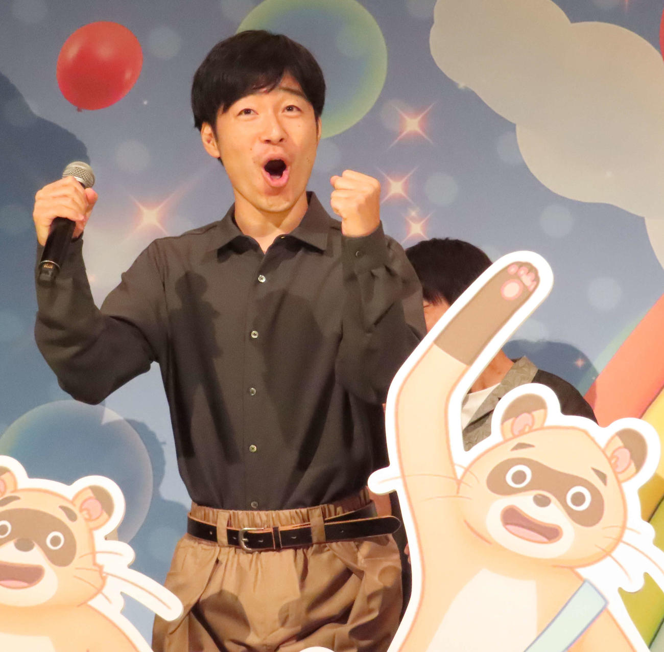 「わんだふるぷりきゅあ！ざ・むーびー！ドキドキハートゲームの世界で大冒険！」の公開記念舞台あいさつに出席し、観客にあいさつするジャルジャル後藤淳平（撮影・野見山拓樹）