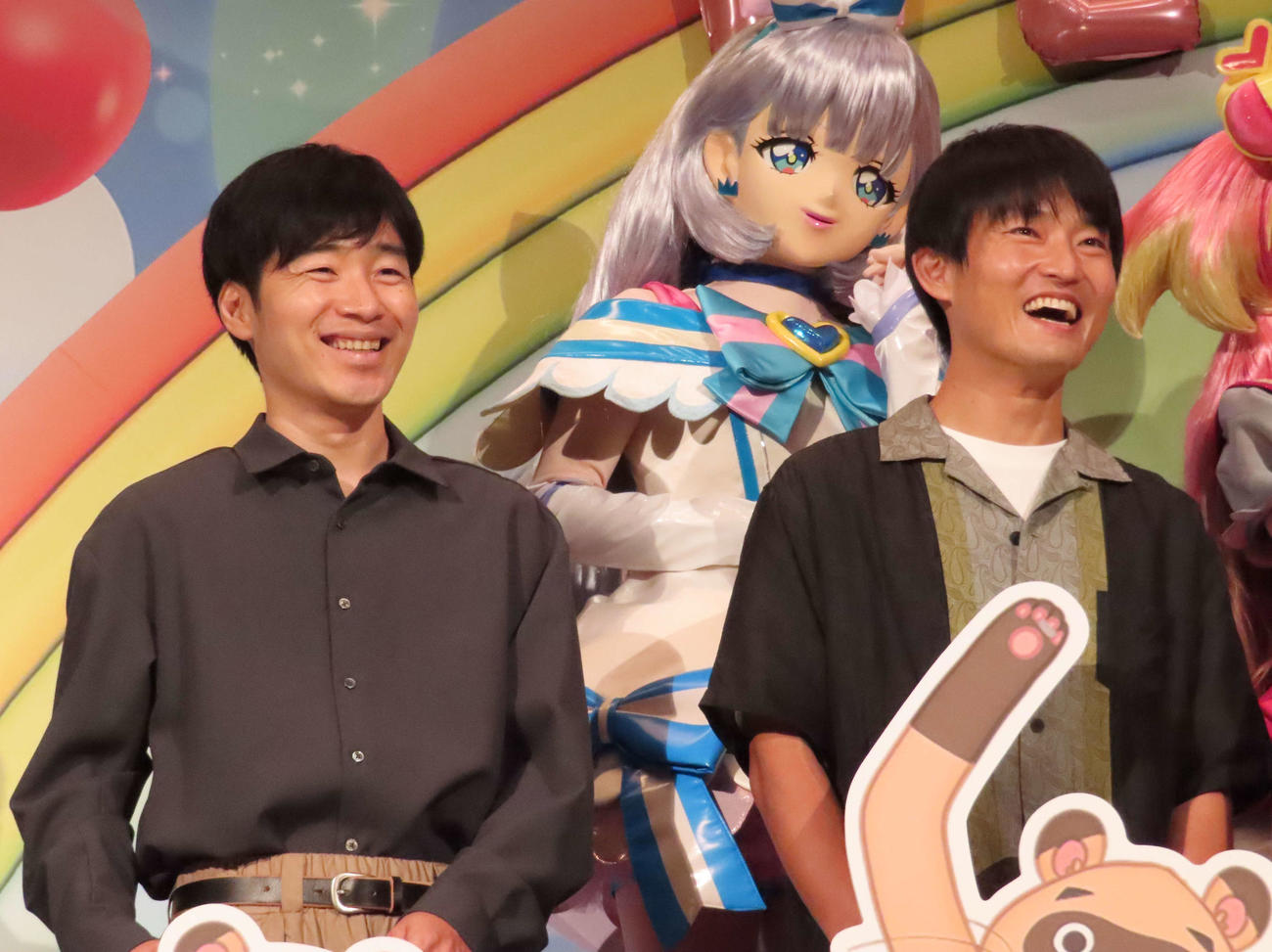「わんだふるぷりきゅあ！ざ・むーびー！ドキドキハートゲームの世界で大冒険！」の公開記念舞台あいさつに出席したジャルジャル。左から後藤淳平、福徳秀介（撮影・野見山拓樹）