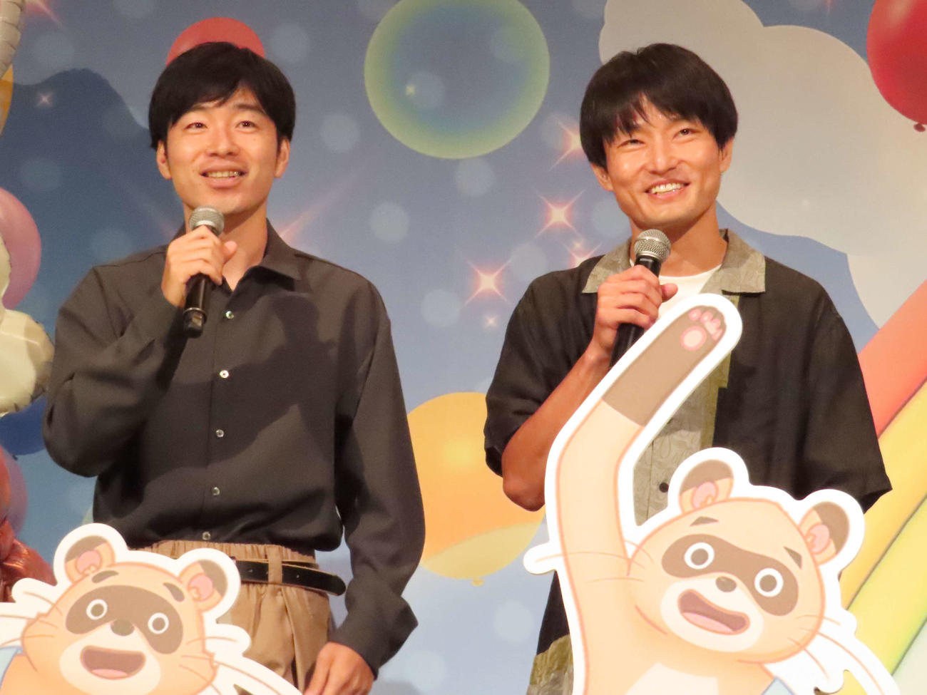 舞台あいさつに出席したジャルジャルの後藤淳平（左）と福徳秀介（撮影・野見山拓樹）