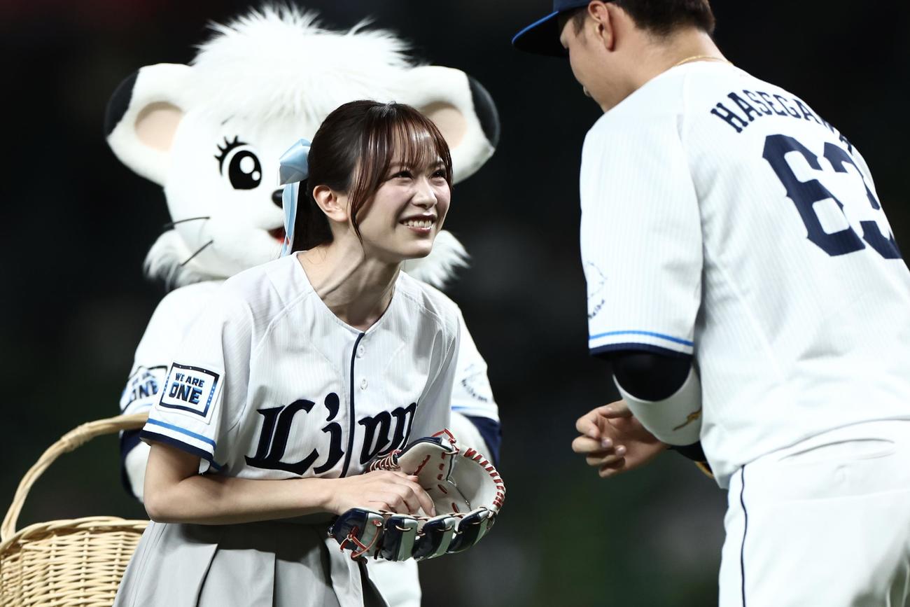 西武対ロッテ　開始前、セレモニアルピッチを終える森香澄（撮影・河田真司）