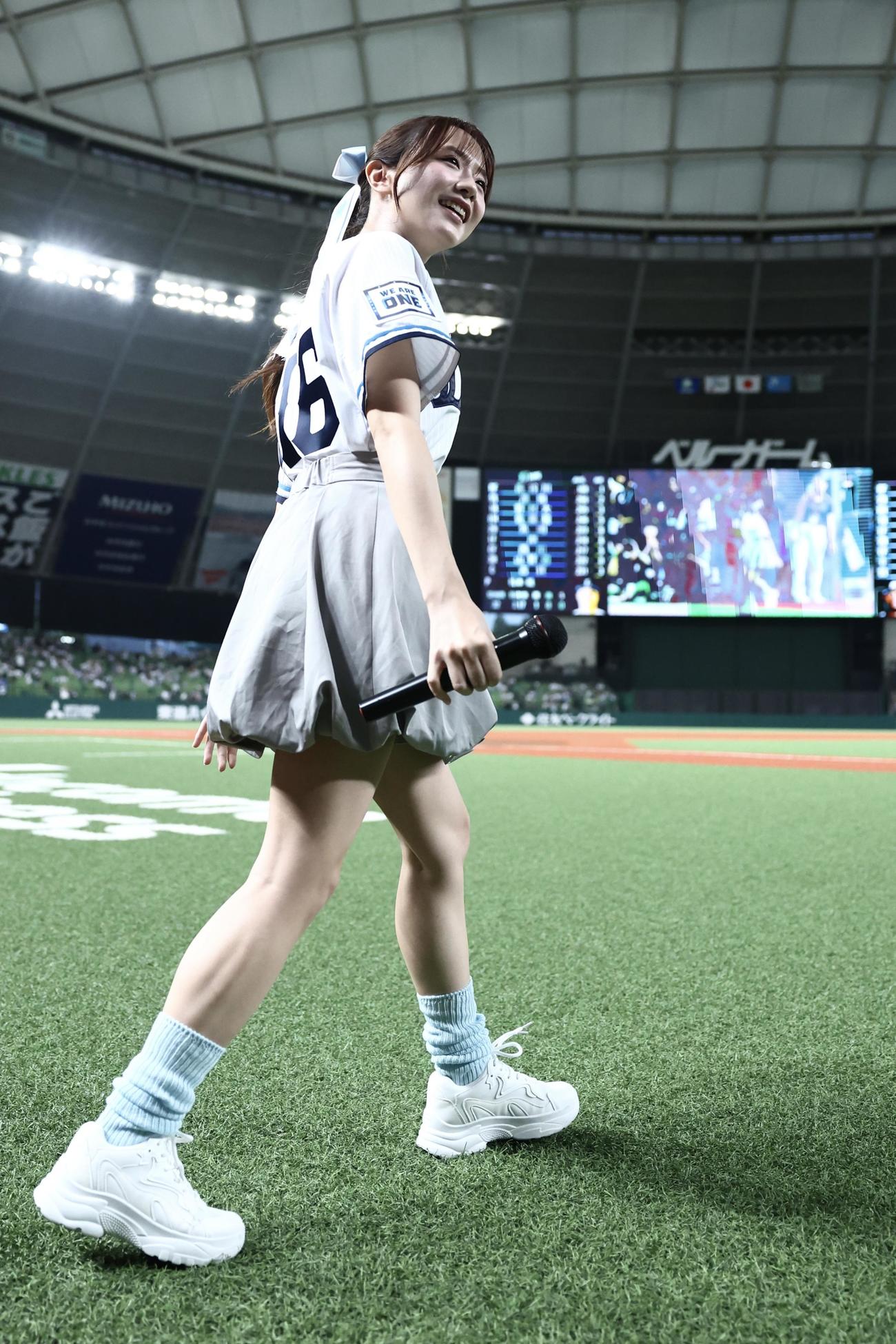 西武対ロッテ　開始前、入場する森香澄（撮影・河田真司）