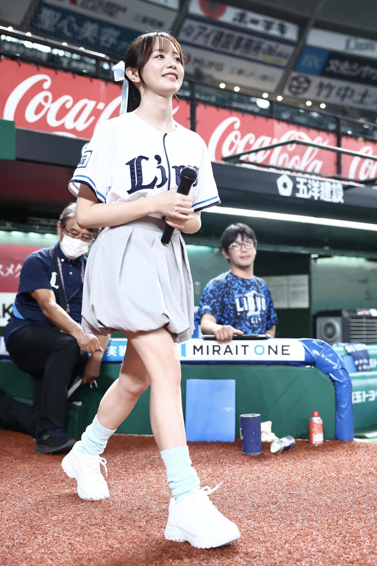 西武対ロッテ　開始前、入場する森香澄（撮影・河田真司）