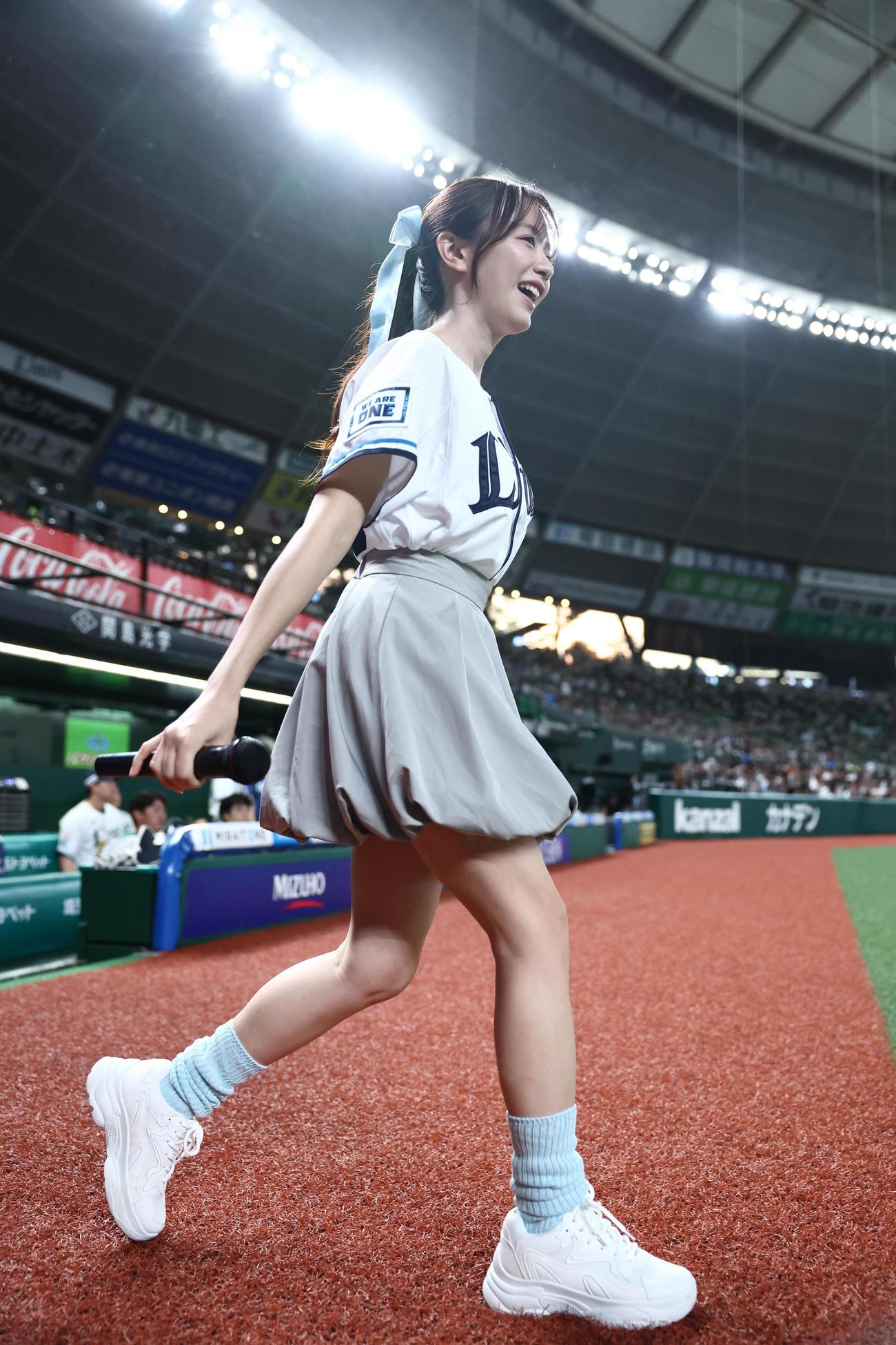 西武対ロッテ　開始前、入場する森香澄（撮影・河田真司）