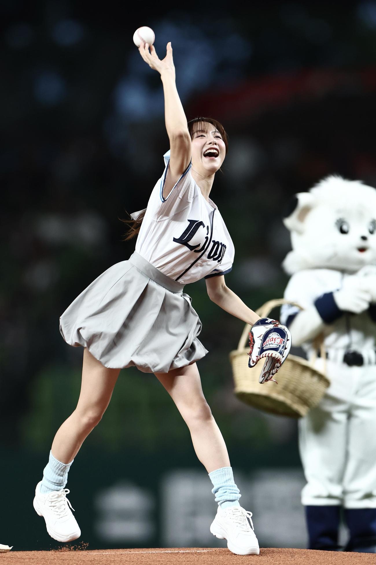 西武対ロッテ　開始前、セレモニアルピッチを務める森香澄（撮影・河田真司）