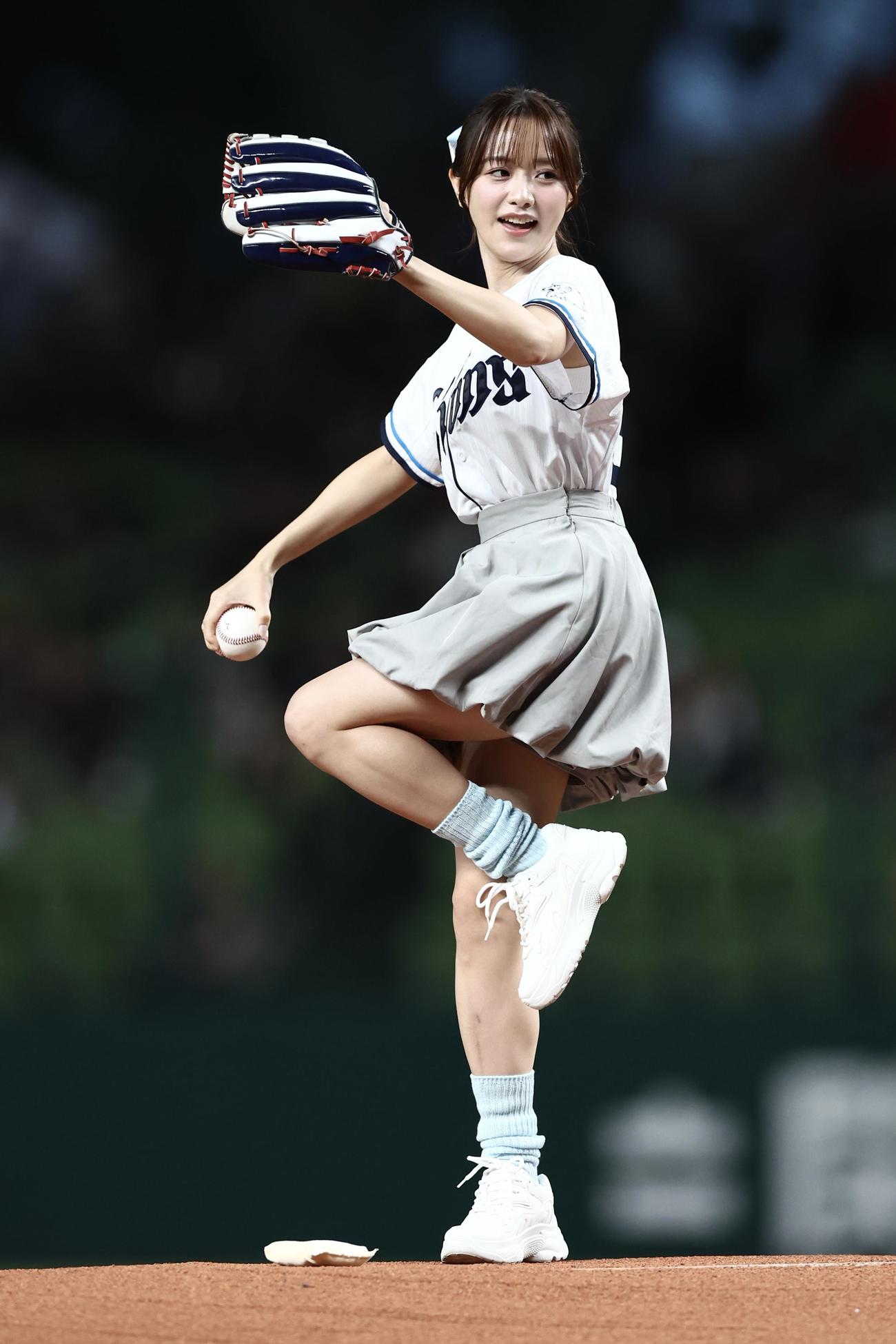 西武対ロッテ　開始前、セレモニアルピッチを務める森香澄（撮影・河田真司）