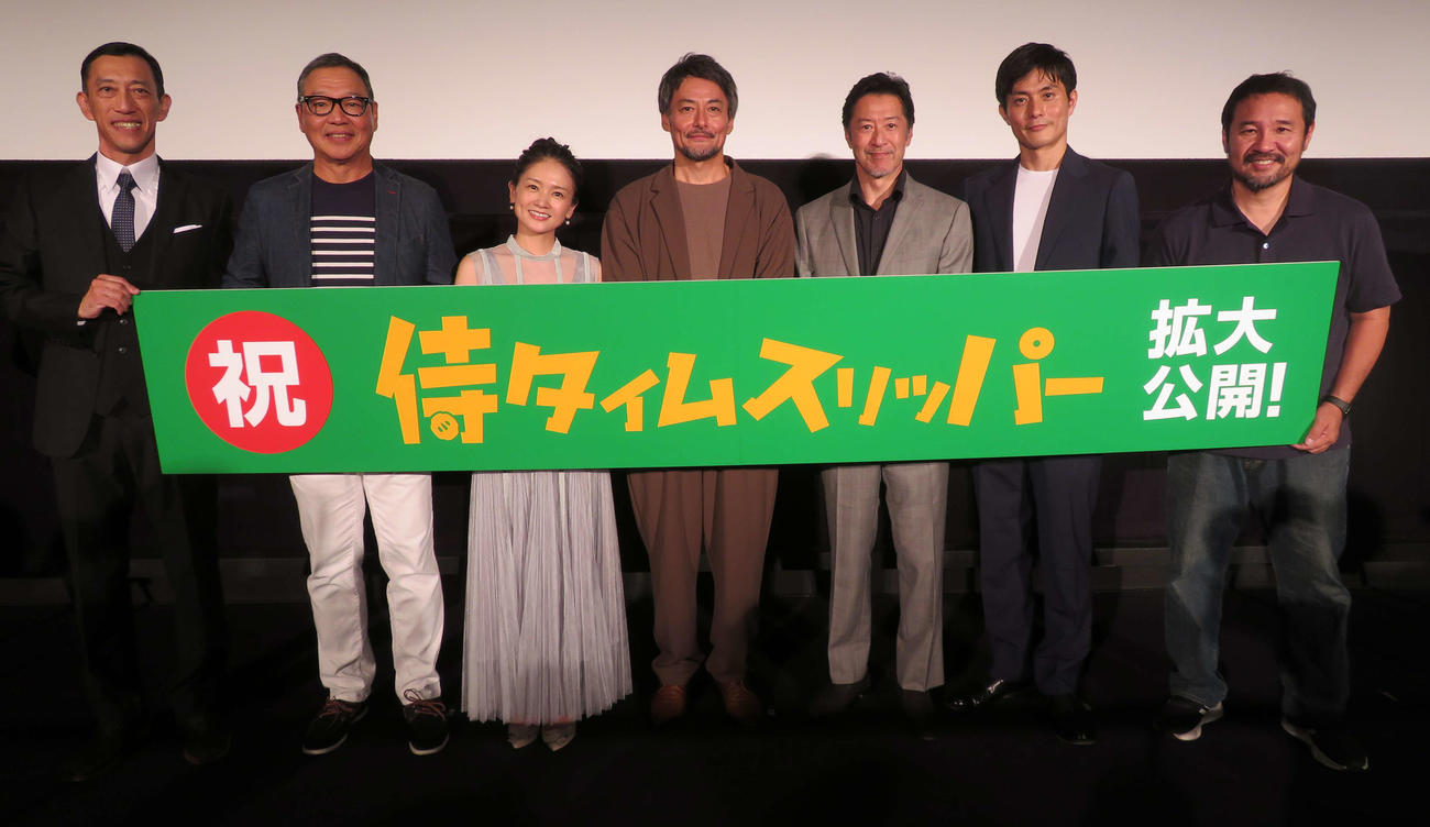 映画「侍タイムスリッパー」全国拡大上映舞台あいさつに登壇した、左から安藤彰則、井上肇、沙倉ゆうの、山口馬木也、冨家ノリマサ、庄野崎謙、安田淳一監督（撮影・村上幸将）