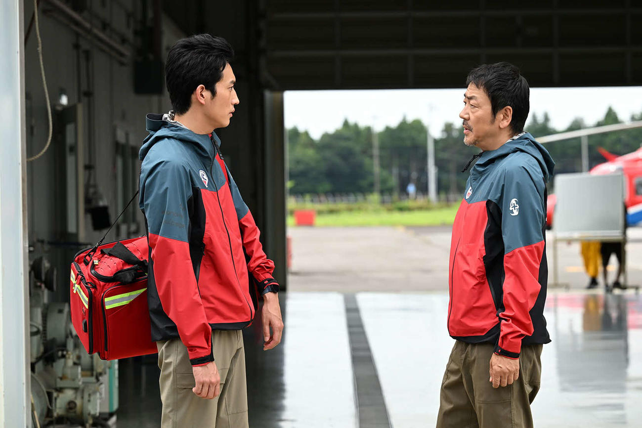 カンテレ・フジテレビ系「マウンテンドクター」より杉野遥亮、大森南朋（C）カンテレ