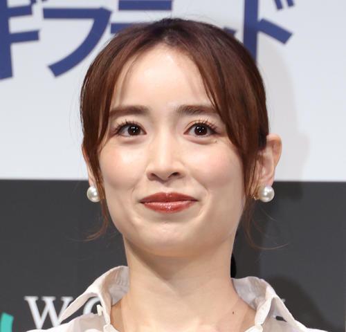 泉里香WOWOWドラマ撮影中オフショ披露「肌寒い春だったので防寒と日焼け対策」と完全防備