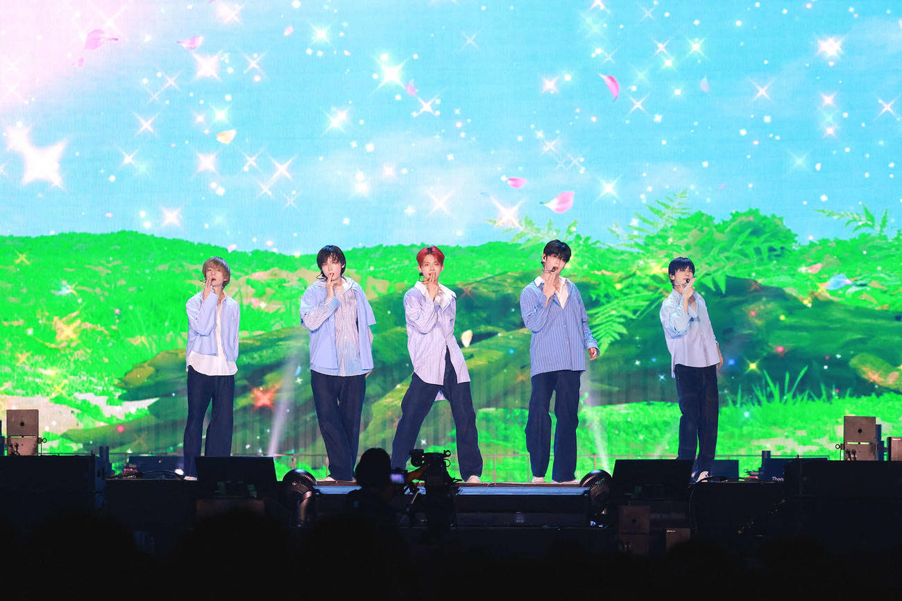 みずほPayPayドーム福岡で公演を行ったTOMORROW X TOGETHER。左からBEOMGYU、HUENINGKAI、YEONJUN、SOOBIN、TAEHYUN (P)＆(C) BIGHIT MUSIC