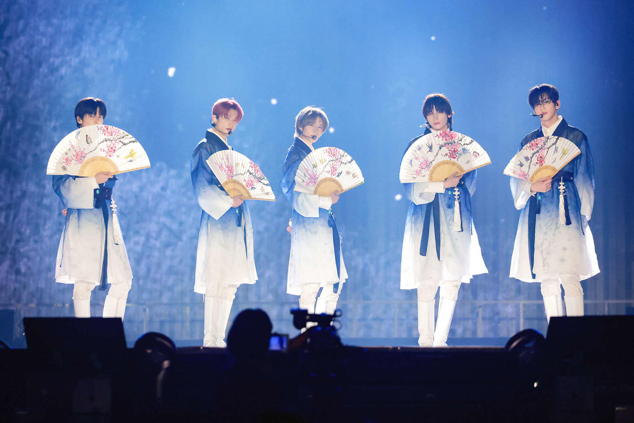 みずほPayPayドーム福岡で公演を行ったTOMORROW X TOGETHER。左からTAEHYUN、YEONJUN、BEOMGYU、HUENINGKAI、SOOBIN (P)＆(C) BIGHIT MUSIC