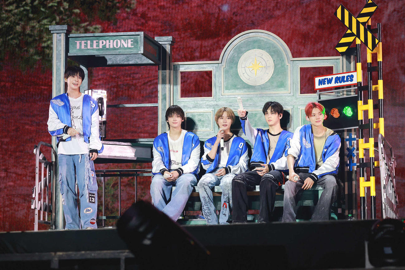 みずほPayPayドーム福岡で公演を行ったTOMORROW X TOGETHER。左からTAEHYUN、HUENINGKAI、BEOMGYU、SOOBIN、YEONJUN (P)＆(C) BIGHIT MUSIC