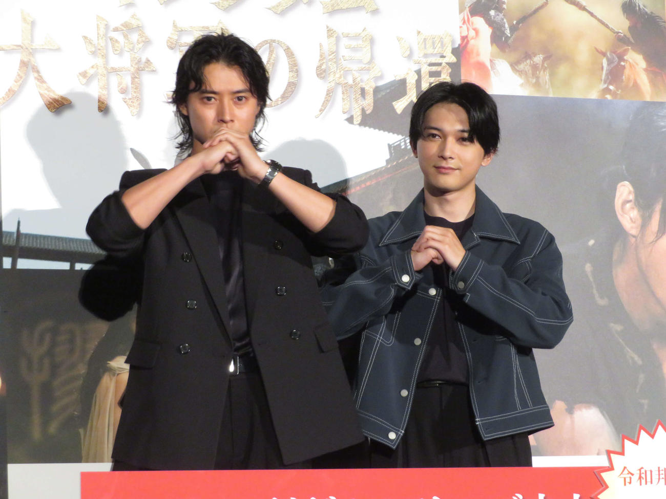 映画「キングダム　大将軍の帰還」大ヒット御礼舞台あいさつに登壇した山崎賢人と吉沢亮
