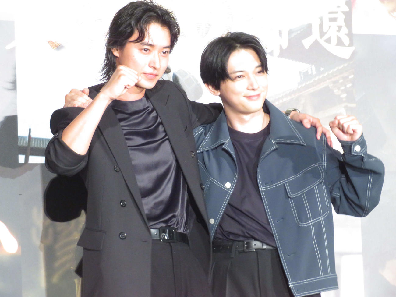 映画「キングダム　大将軍の帰還」大ヒット御礼舞台あいさつに登壇し、肩を組む山崎賢人と吉沢亮
