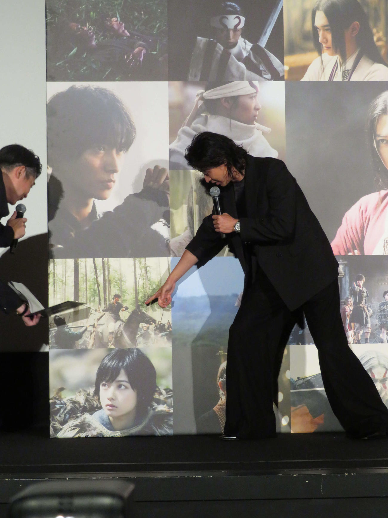 映画「キングダム　大将軍の帰還」大ヒット御礼舞台あいさつに登壇し、思い入れのあるシーン写真を指す山崎賢人