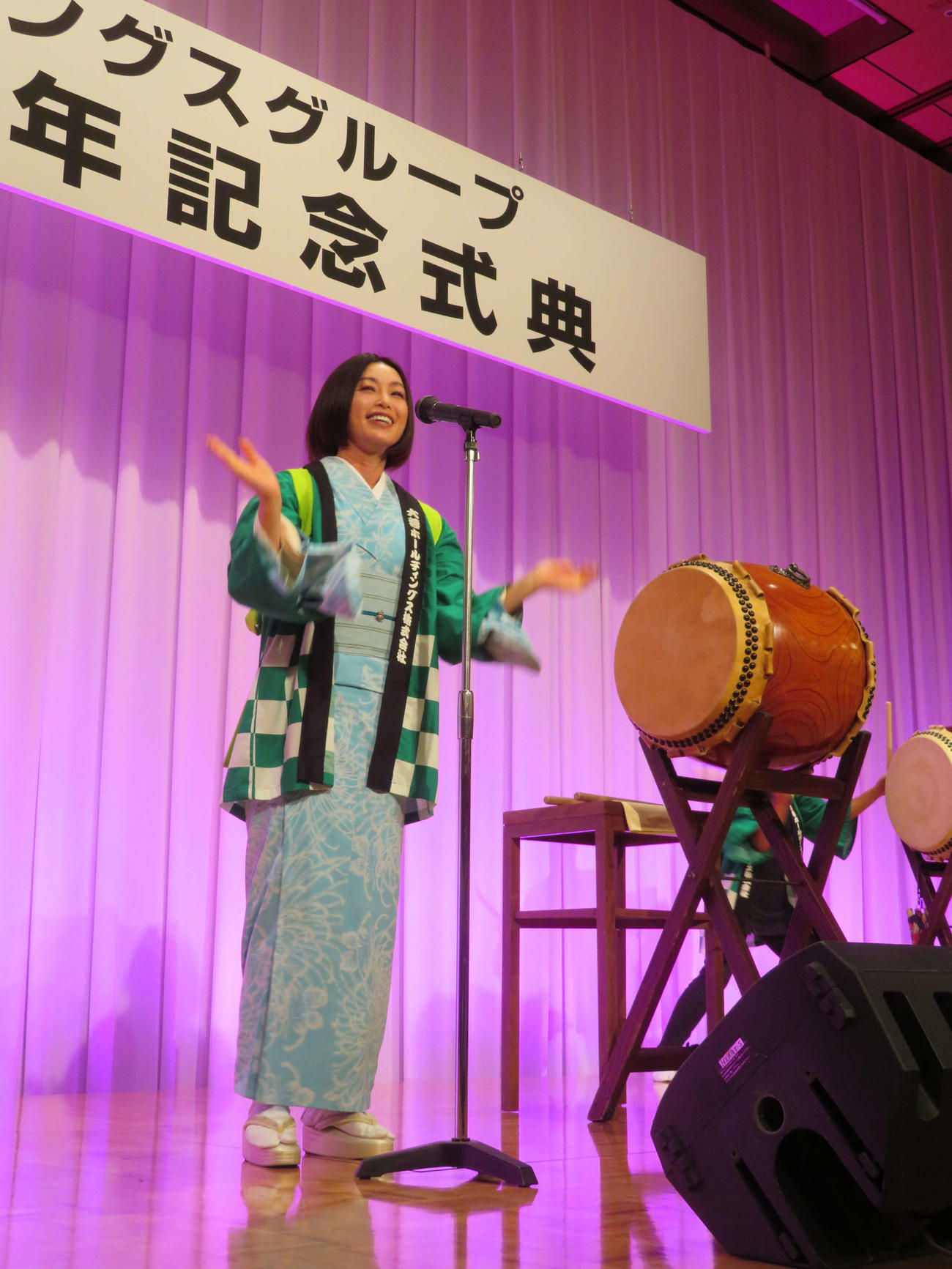 大蓉ホールディングスグループの創立30周年記念式典で令和版「のりピー音頭（法子バージョン）」披露する酒井法子（撮影・村上幸将）