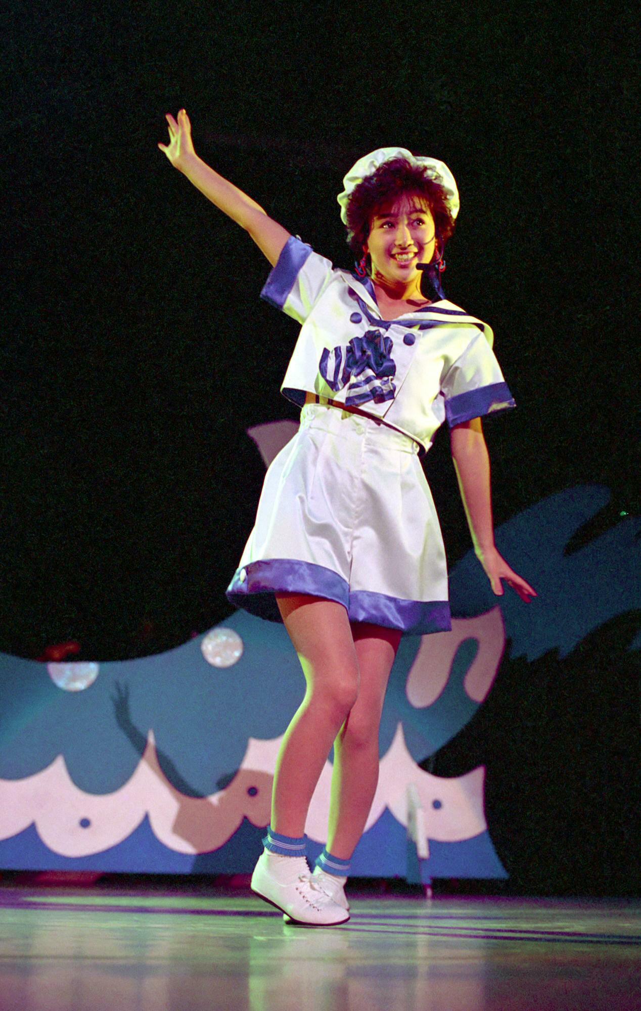 コンサートで笑顔をふりまく酒井法子（1988年3月撮影）