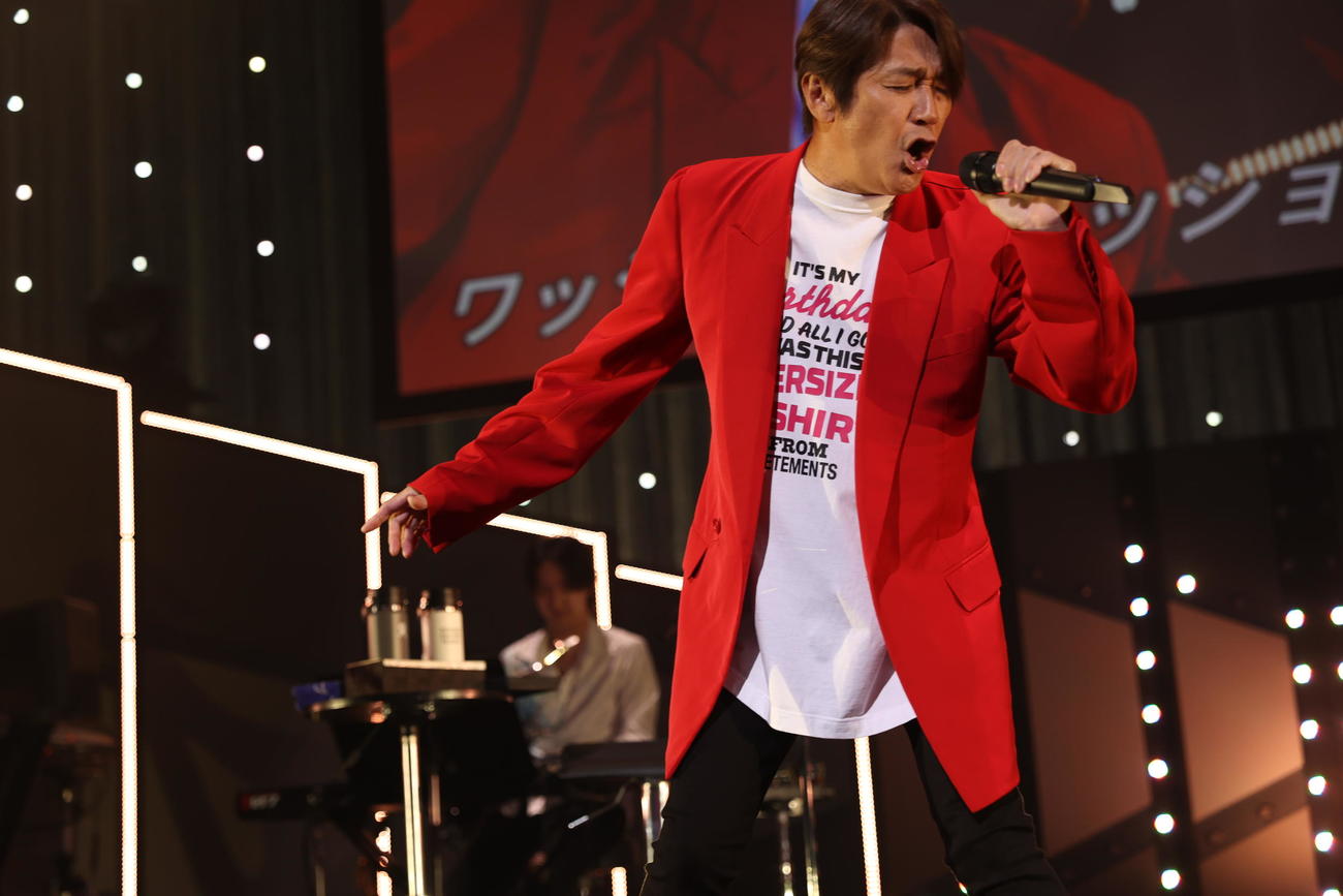 ツアー初日に熱唱する近藤真彦