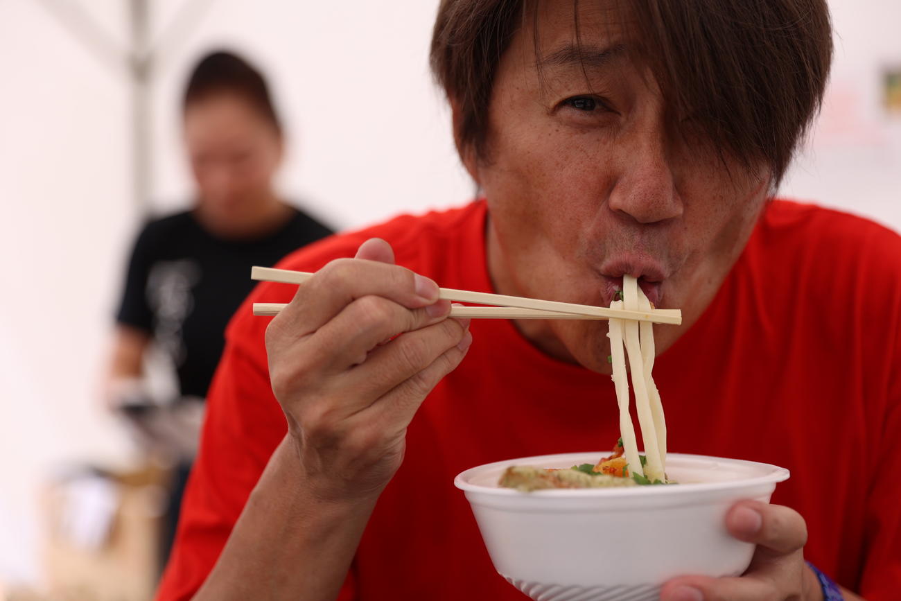 香川名産の讃岐うどんを食べる近藤真彦