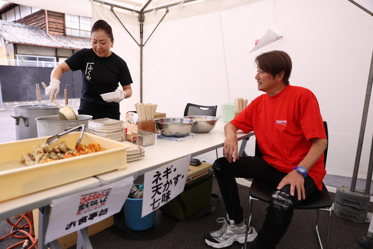 香川名産の讃岐うどんができあがるのを待つ近藤真彦
