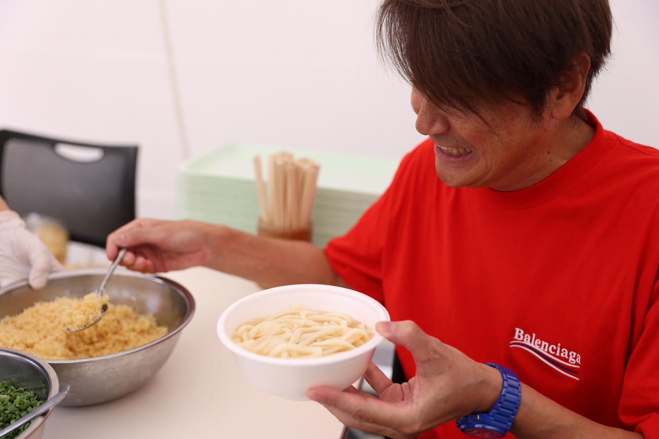 香川名産の讃岐うどんに揚げ玉を入れる近藤真彦