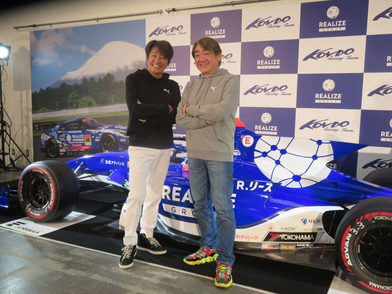 近藤真彦（左）と野村義男