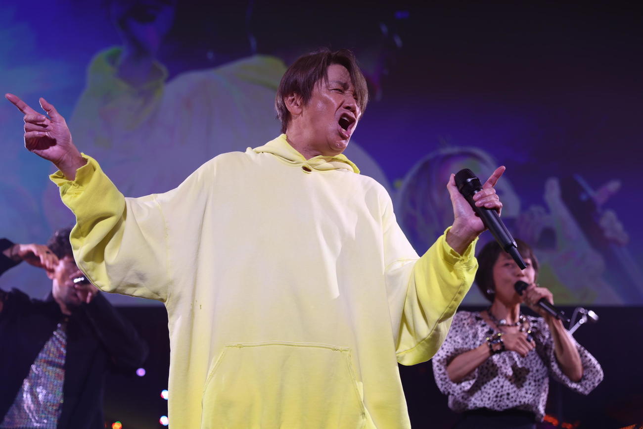 ツアー初日に熱唱する近藤真彦