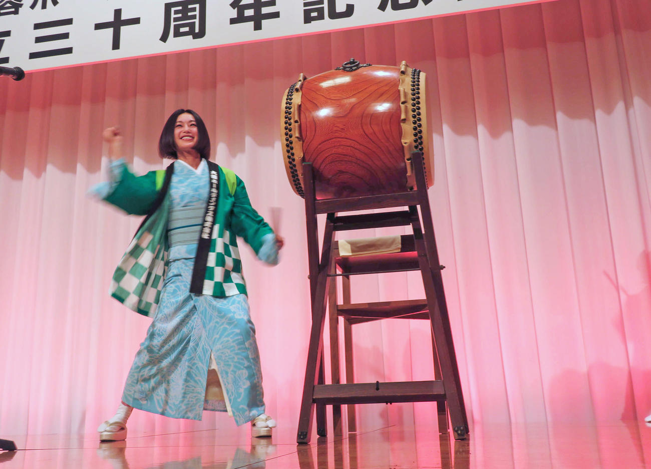 大蓉ホールディングスグループの創立30周年記念式典で令和版「のりピー音頭（法子バージョン）」披露した際、和太鼓をたたいた酒井法子（撮影・村上幸将）