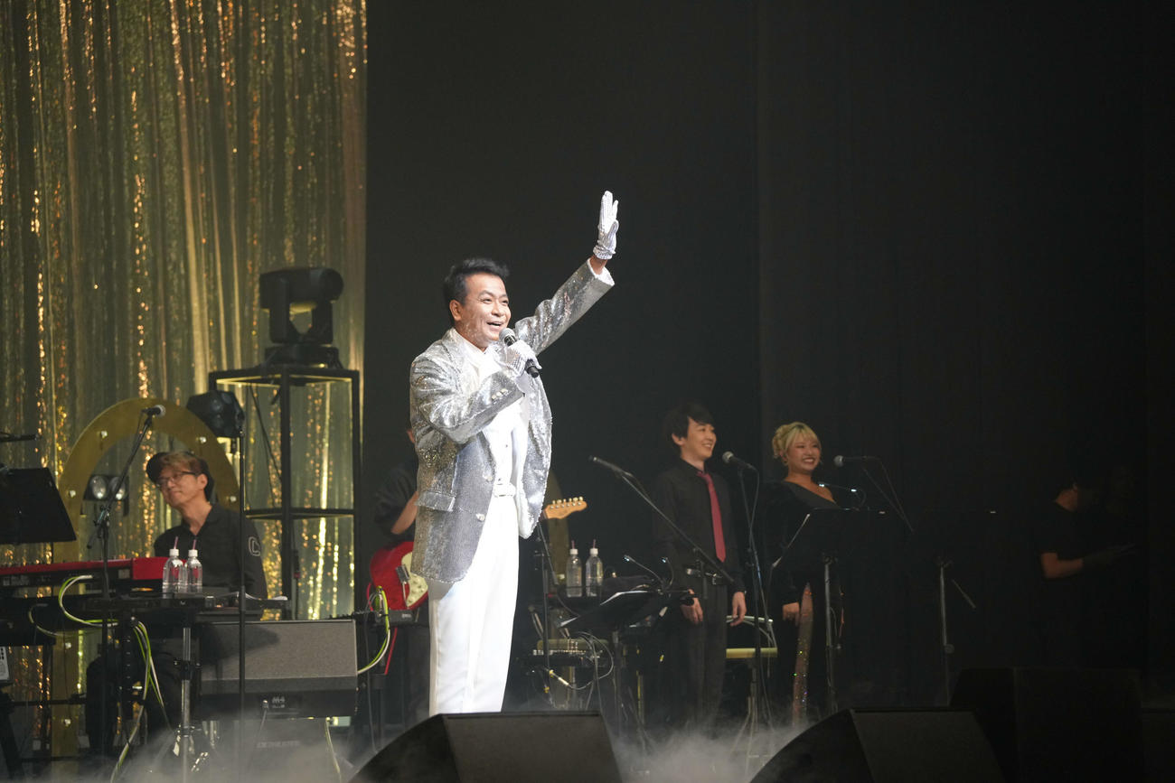 「カラオケまねきねこ　presents HIDE LIVE2024 TOO MUCH NIGHT　今夜も最高！」でパフォーマンスする中山秀征