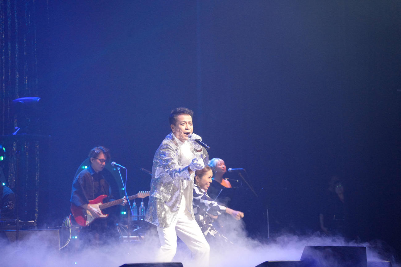 「カラオケまねきねこ　presents HIDE LIVE2024 TOO MUCH NIGHT　今夜も最高！」で熱唱する中山秀征