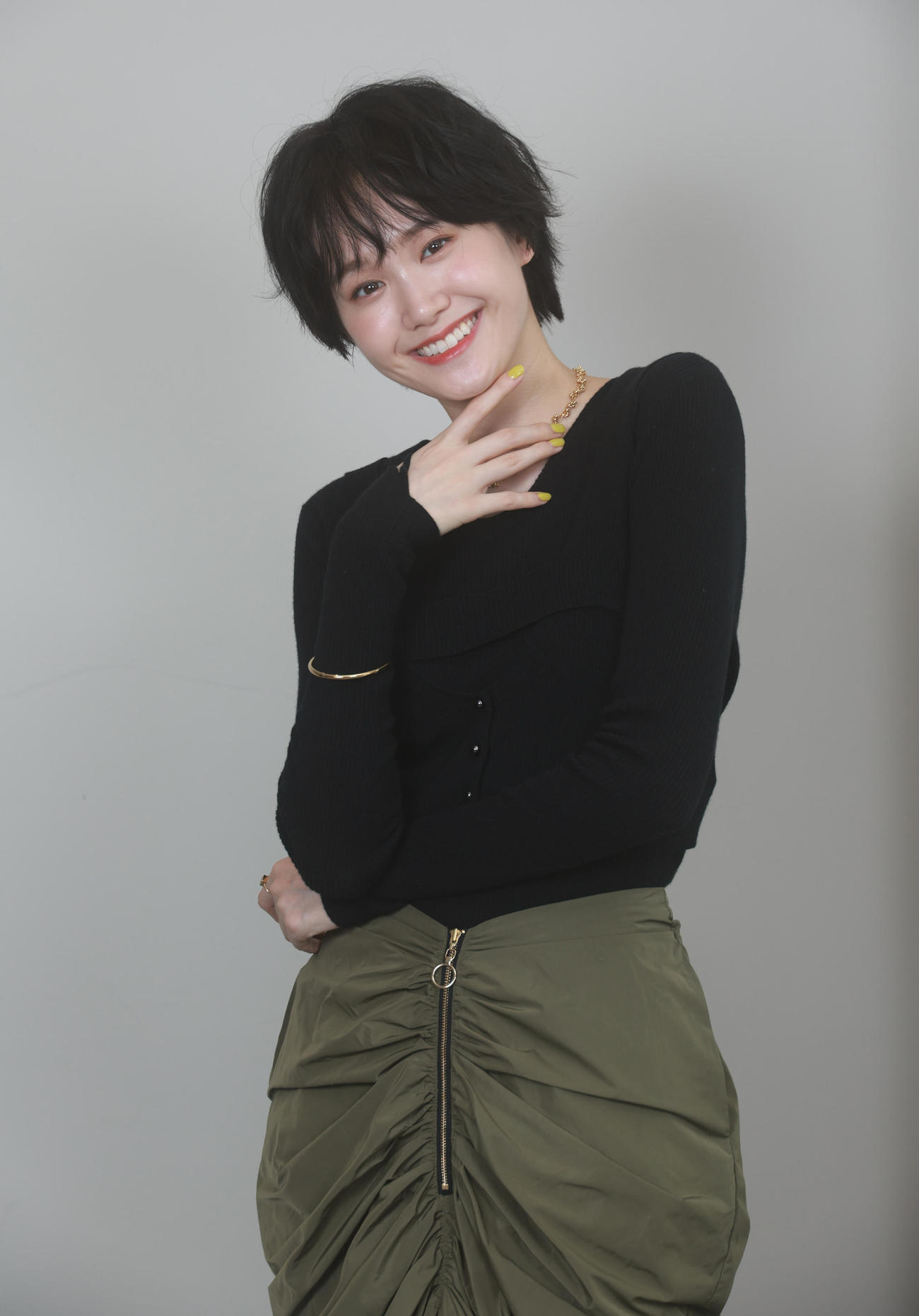 ショートカットがすてきな尾碕真花（撮影・中島郁夫）