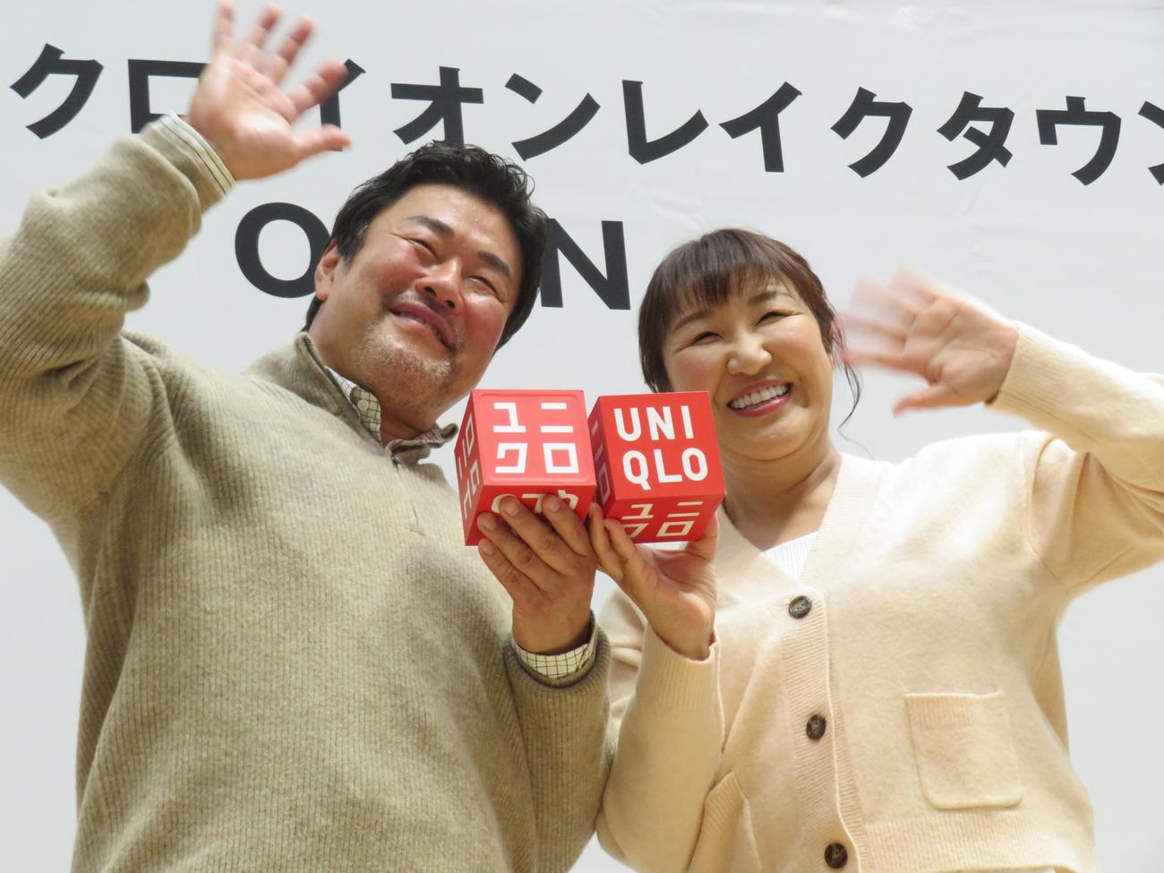 埼玉・越谷市の「ユニクロ　イオンレイクタウンKaze店」のオープン記念イベントを行った北斗晶、佐々木健介夫妻