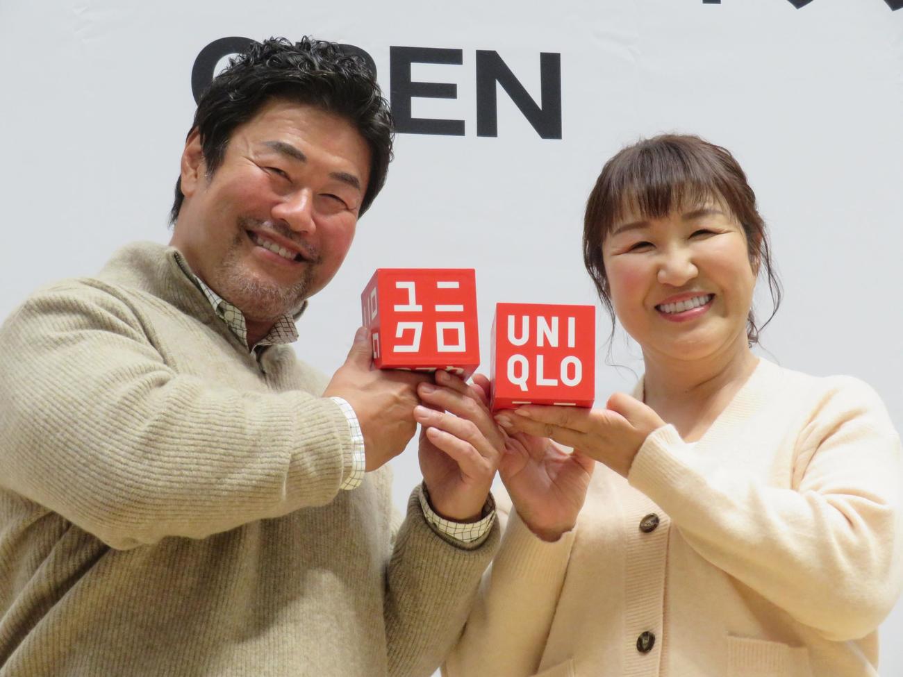 埼玉・越谷市の「ユニクロ　イオンレイクタウンKaze店」のオープン記念イベントを行った北斗晶、佐々木健介夫妻