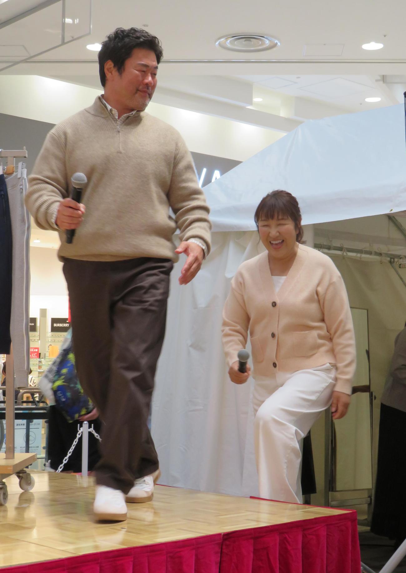 埼玉・越谷市の「ユニクロ　イオンレイクタウンKaze店」のオープン記念イベントを行った北斗晶、佐々木健介夫妻