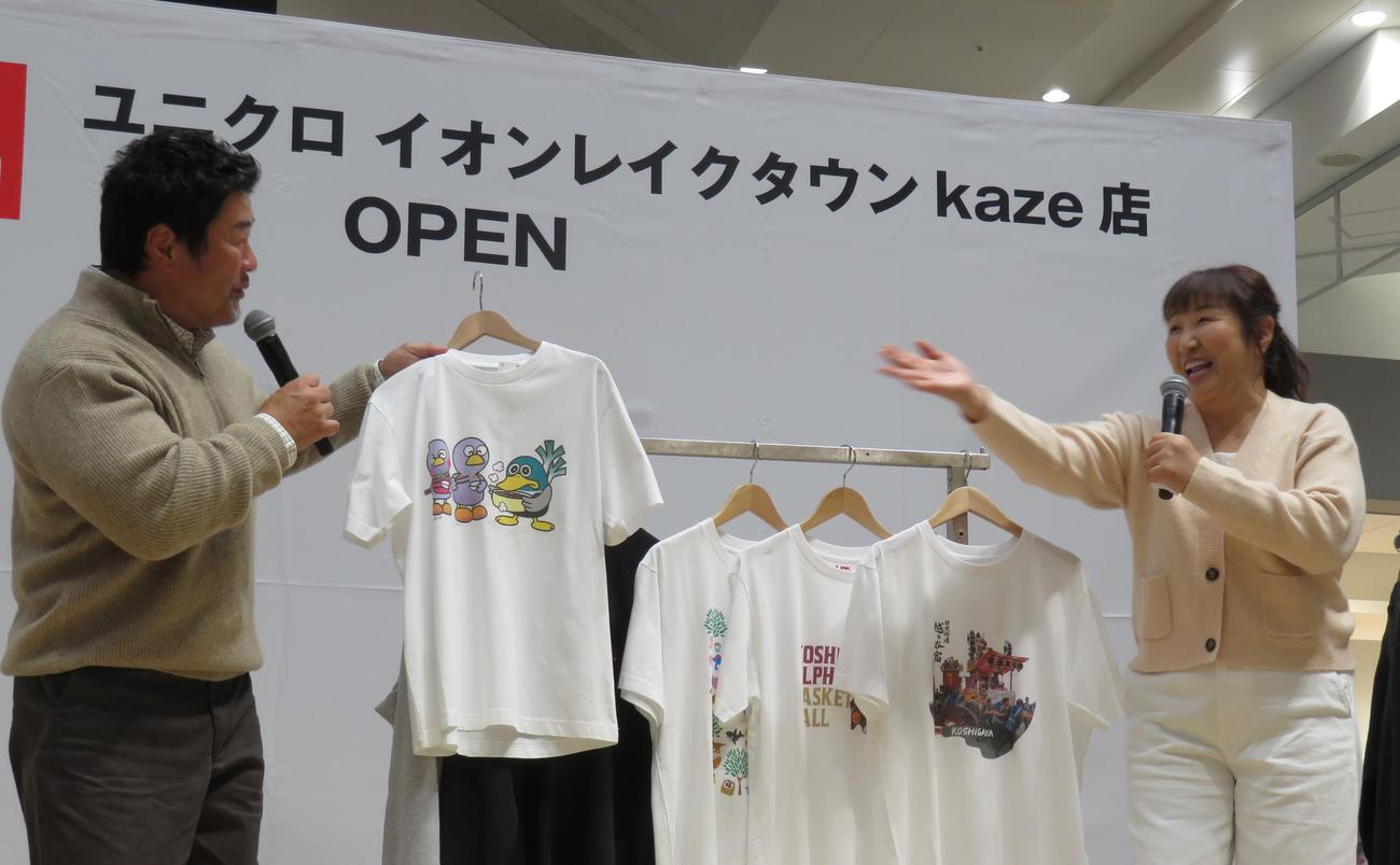 埼玉・越谷市の「ユニクロ　イオンレイクタウンKaze店」のオープン記念イベントを行った北斗晶、佐々木健介夫妻