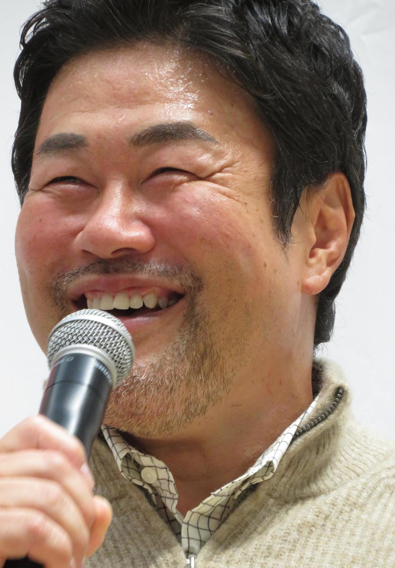 埼玉・越谷市の「ユニクロ　イオンレイクタウンKaze店」のオープン記念イベントを行った佐々木健介