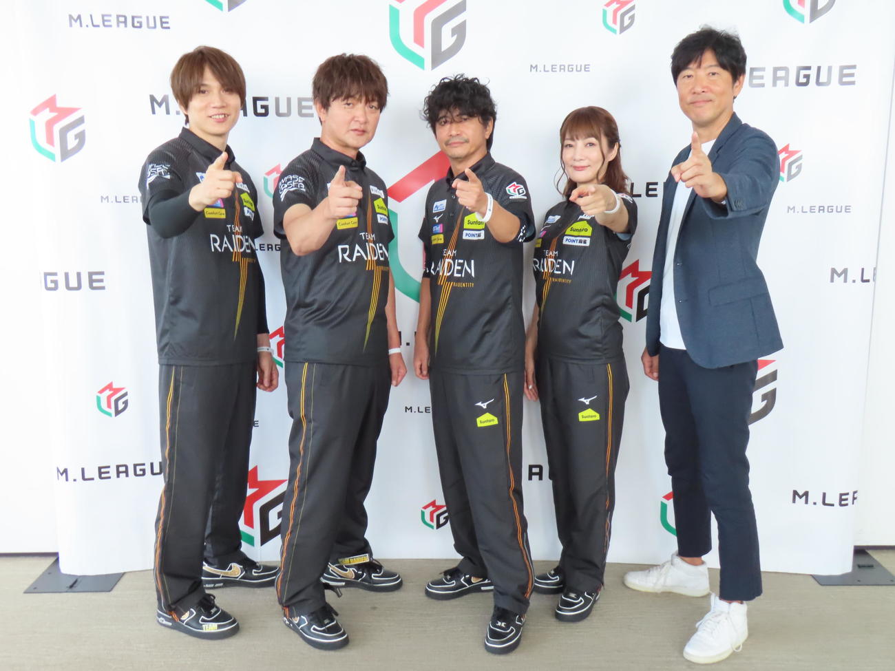 プロ麻雀リーグ「Mリーグ2024－2025」の開幕式を迎えたTEAM RAIDEN／雷電。左から本田朋広、瀬戸熊直樹、萩原聖人、黒沢咲、高柳寛哉監督（撮影・横山慧）