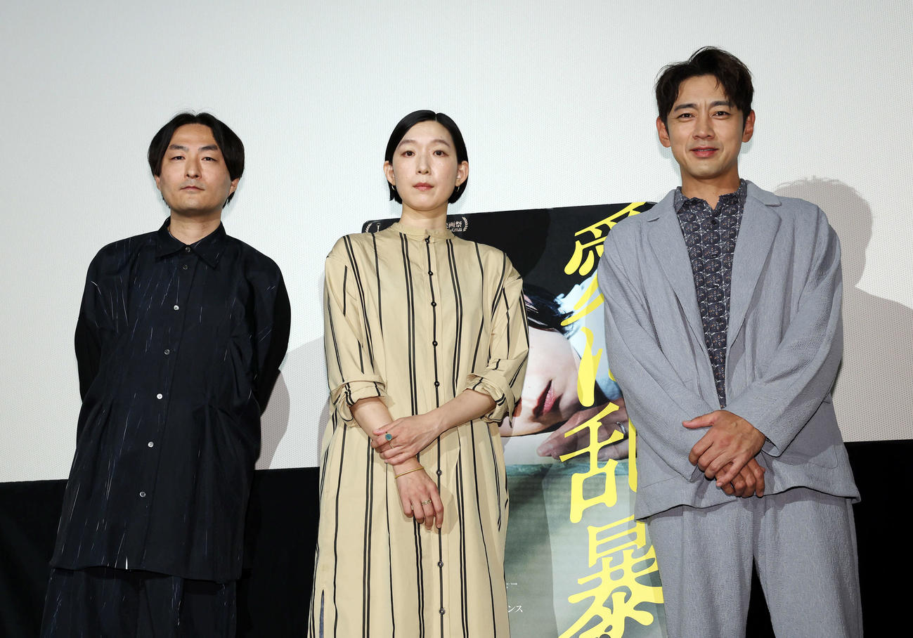 映画「愛に乱暴」妻と夫の上映後トークショーで記念撮影する左から森ガキ侑大監督、江口のりこ、小泉孝太郎（撮影・宮地輝）