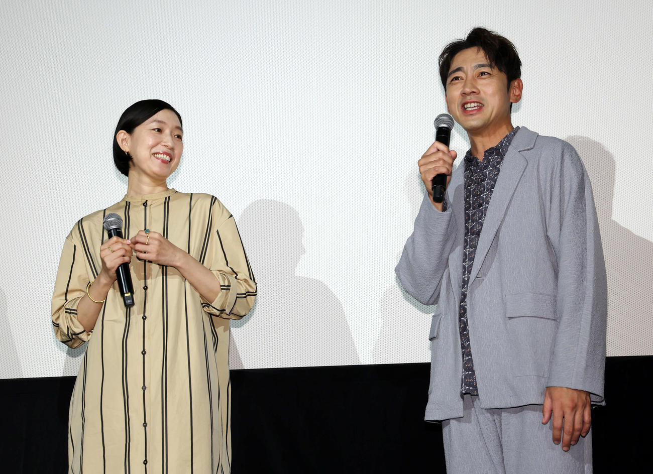 映画「愛に乱暴」妻と夫の上映後トークショーで江口のりこ（左）との共演への思いを話す小泉孝太郎（撮影・宮地輝）