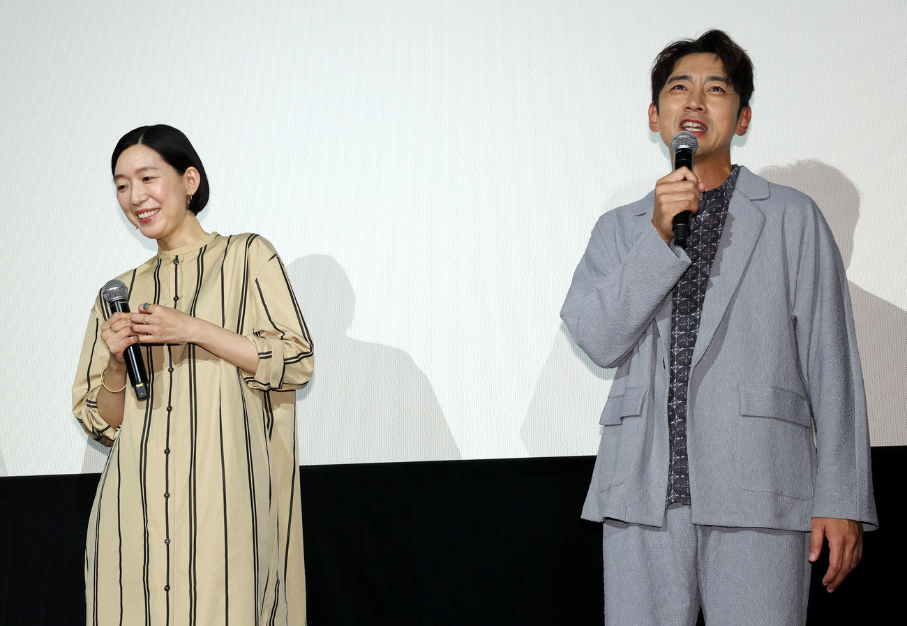 映画「愛に乱暴」妻と夫の上映後トークショーで江口のりこ（左）との共演への思いを話す小泉孝太郎（撮影・宮地輝）