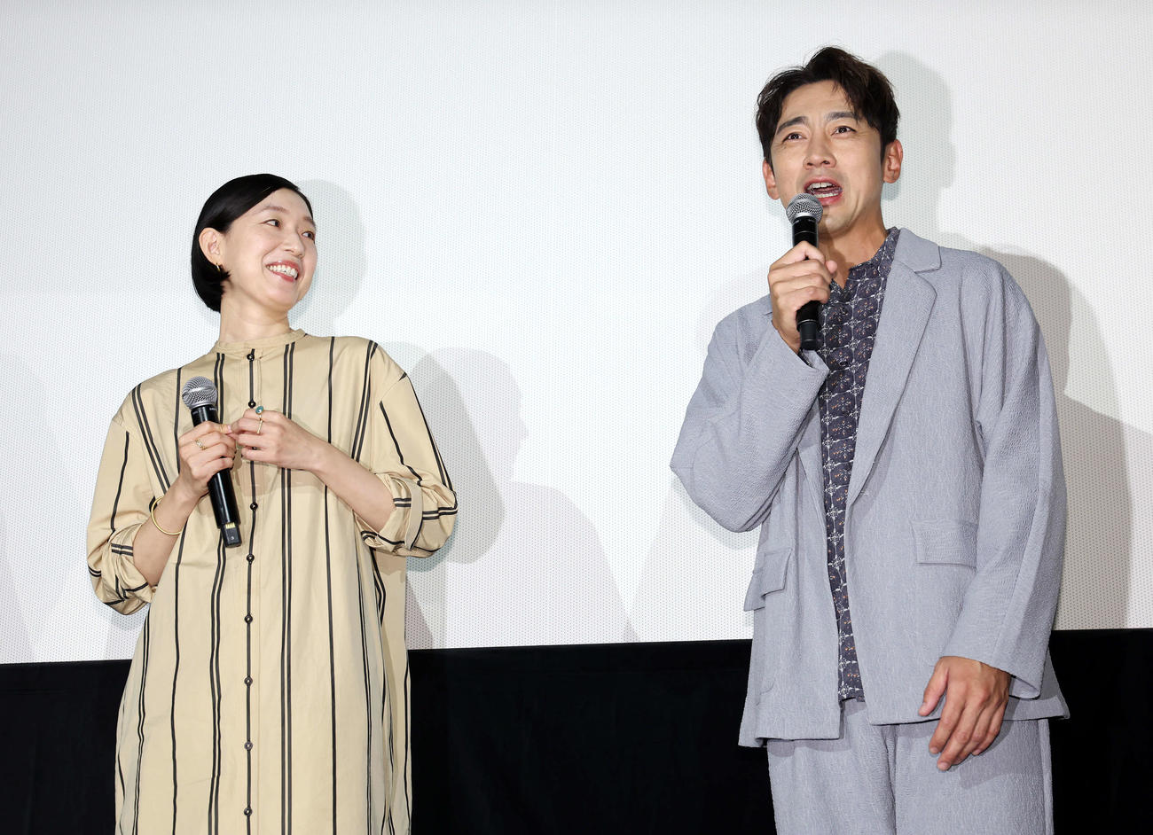 映画「愛に乱暴」妻と夫の上映後トークショーで江口のりこ（左）との共演への思いを話す小泉孝太郎（撮影・宮地輝）