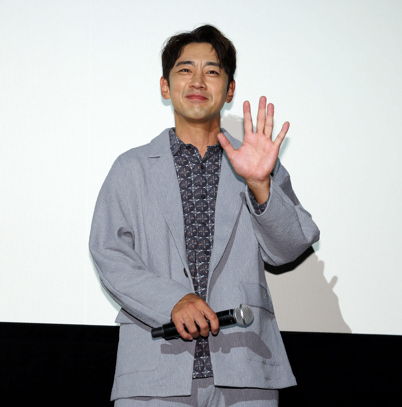 映画「愛に乱暴」妻と夫の上映後トークショーで笑顔で手を振る小泉孝太郎（撮影・宮地輝）