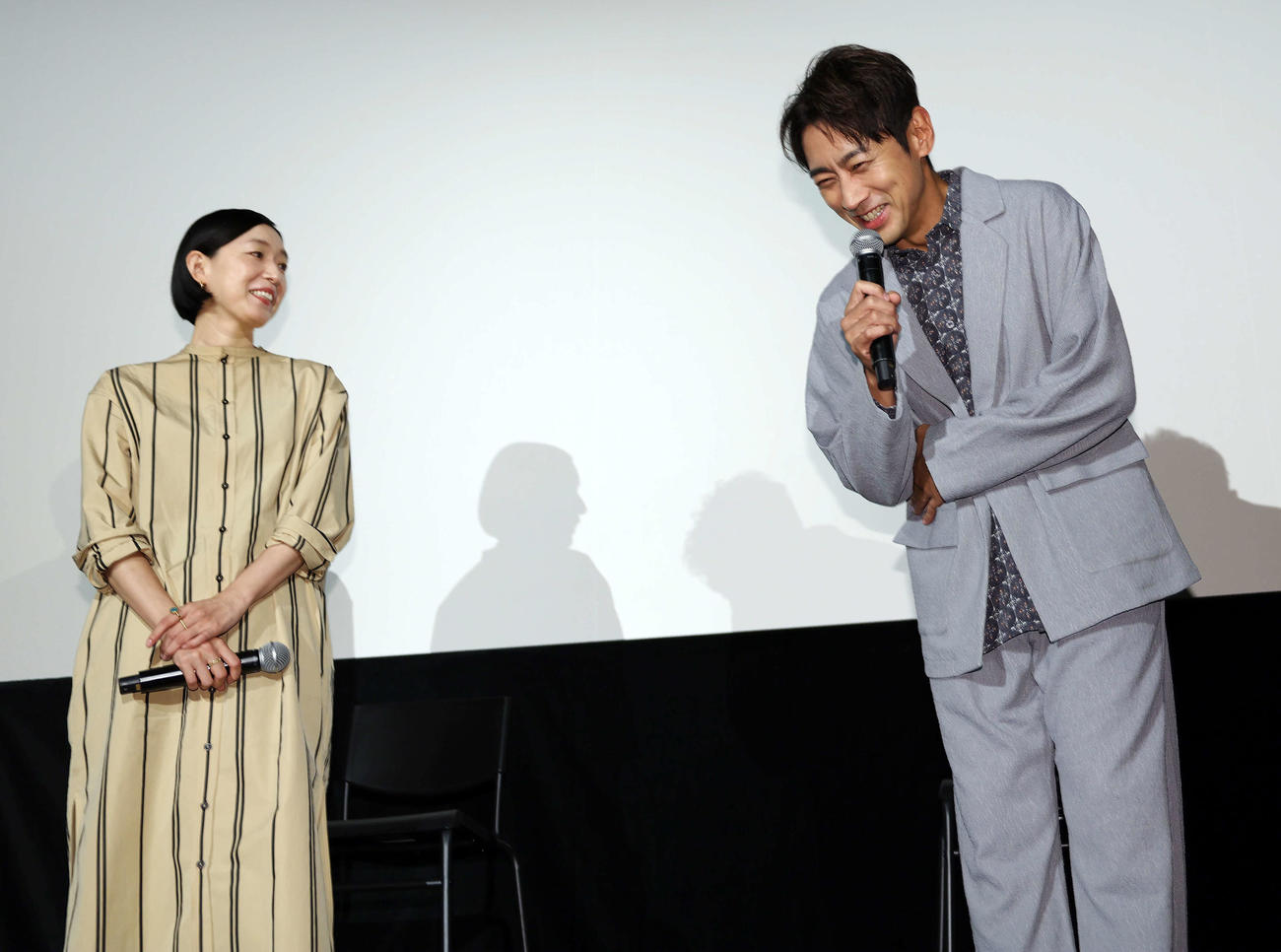 映画「愛に乱暴」妻と夫の上映後トークショーで笑顔であいさつする小泉孝太郎（右）と江口のりこ（撮影・宮地輝）