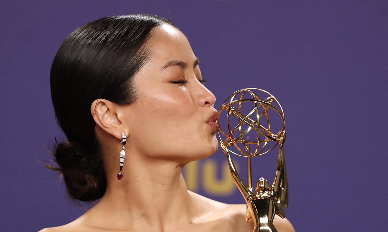 米エミー賞連続ドラマ部門の主演女優賞を獲得したアンナ・サワイはトロフィーにキス（ロイター）